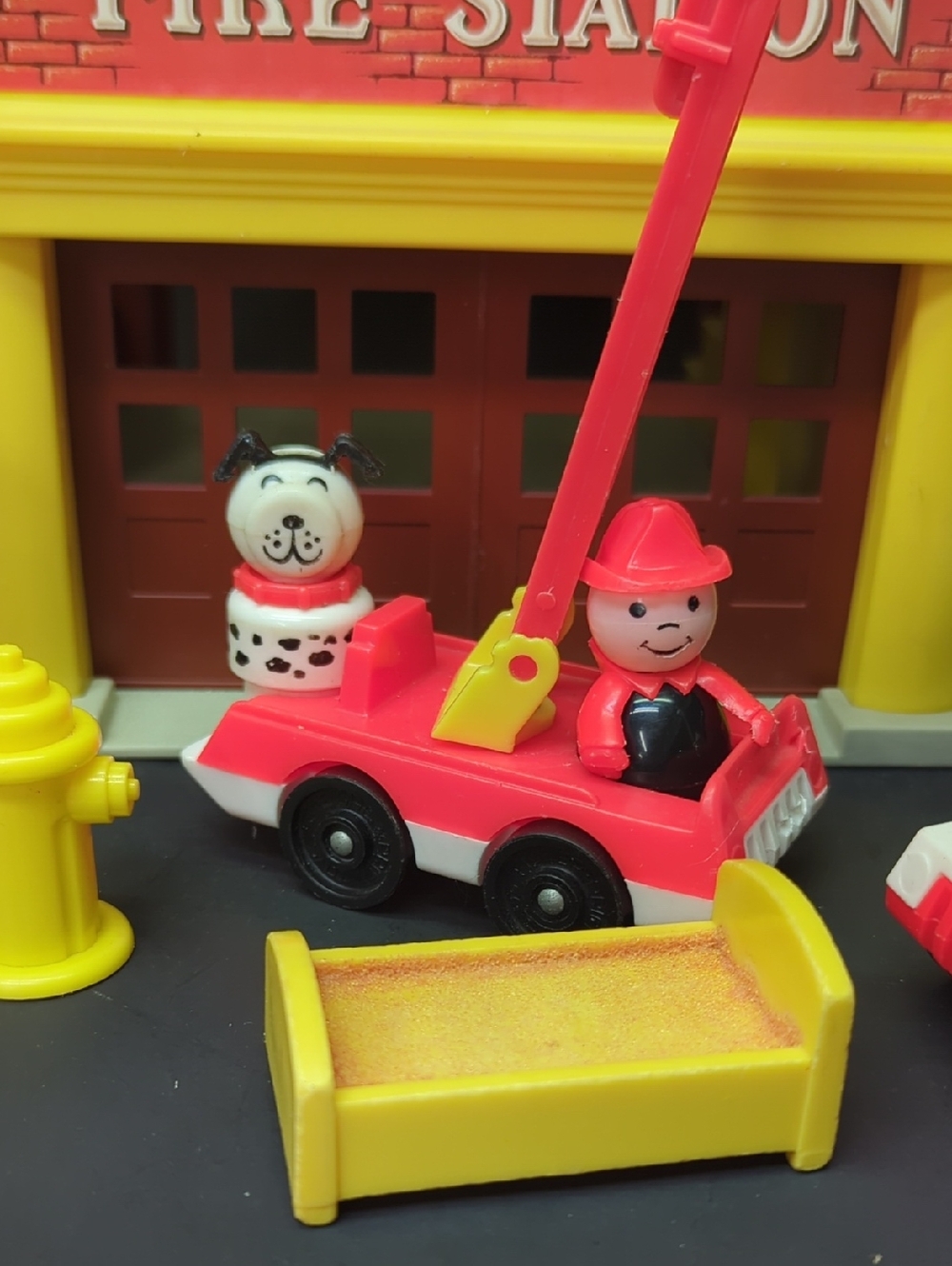 1979 VINTAGE WORKING FISHER PRICE PLAY FAMILY FIRE STATION #928 w/accessories - Picture 16 of 16